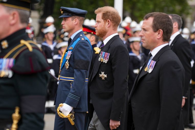 Prins William en Harry bij het afscheid van hun oma, koningin Elizabeth. Beeld Getty Images